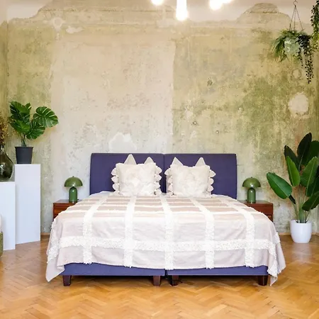 Kunstvolles Im Zentrum Mit Balkon Und Parkplatz