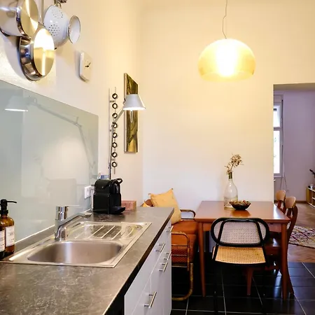 Kunstvolles Im Zentrum Mit Balkon Und Parkplatz Daire