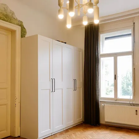 City Center Boutique Apartment 3 - Free Parking - Schlossberg View - By Casa Momo